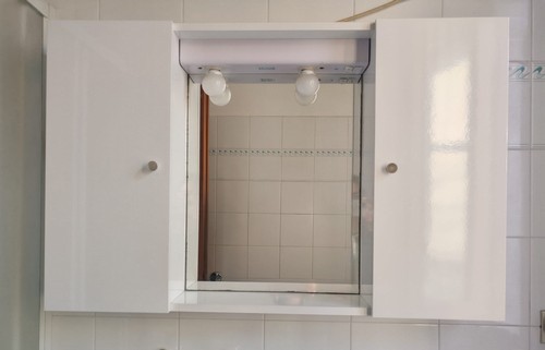 Mobiletto e specchiera per bagno 