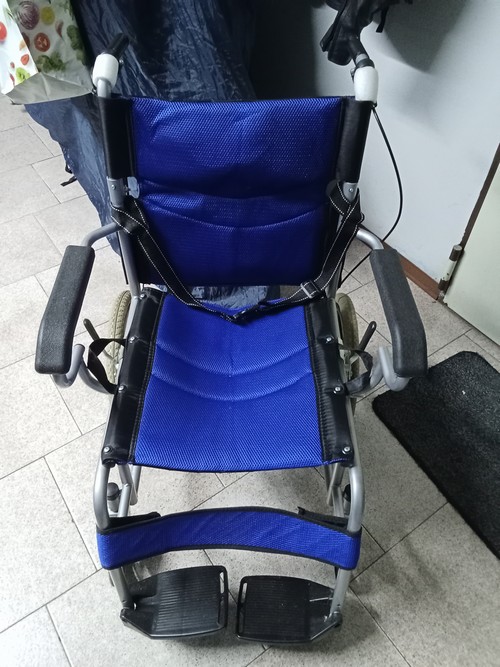 Sedia a rotelle pieghevole 