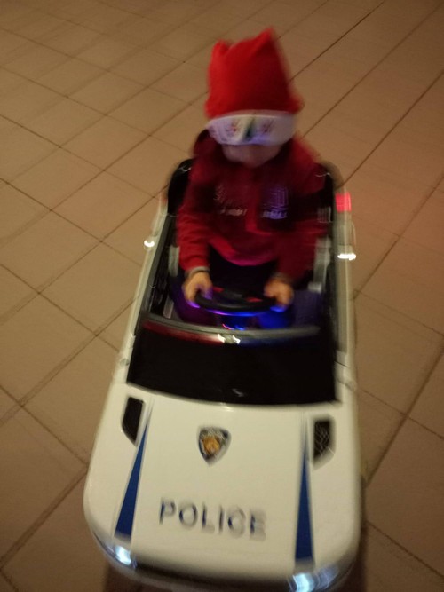 AUTO ELETRICA TELECOMANDATA DELLA POLIZIA 