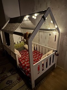 Letto a capanna e armadio cameretta bimba 