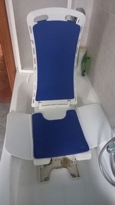 SOLLEVA PERSONE  ELETTRICO PER VASCA DA BAGNO