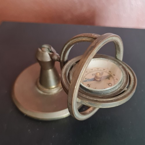 Antica Bussola   in ottone posta su  giunto cardan