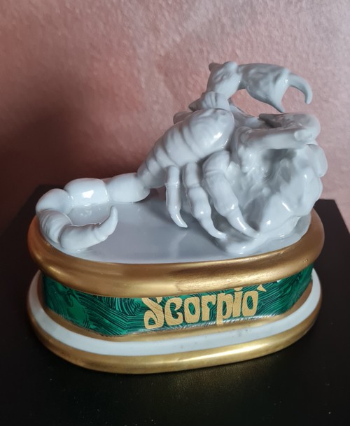 Figurina Porcellana  Mangani vintage  '    SCORPIO